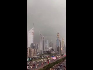 Еще видео из Дубая, который заливают сильнейшие ливни. На взлетной полосе аэропорта море, улицы города превратились в реки.