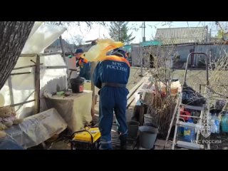 Сотрудники МЧС России оказывают помощь жителям подтопленных сел