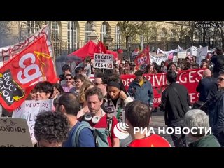 Французские бюджетники вышли на многотысячную акцию протеста в Париже. Говорят, им мало платят, и во