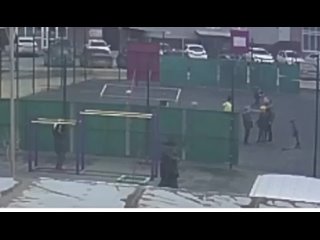 В тюменском Плеханова на спортплощадке футбольные ворота упали на подростка. Об этом пишут очевидцы в соцсетях