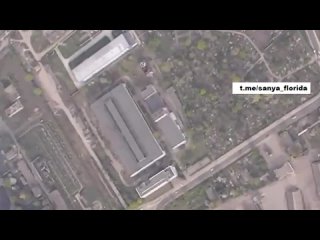 Российский беспилотник наблюдает, как планирующая бомба поразила здание в Сумах.