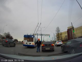 Там каждый второй такой индивидуум, который со средней полосы прёт прямо 😡 Да и на видео все 4 машины поехали прямо 😱 - Максим Гавриленко