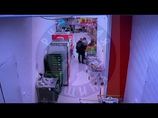 В сети появилось видео конфликта, закончившееся убийством в супермаркете Нижневартовска (480p).mp4