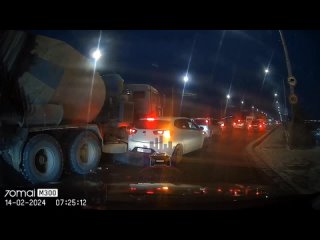 Авария в Красноярске: водитель автомобиля Kia подлез под бетономешалку