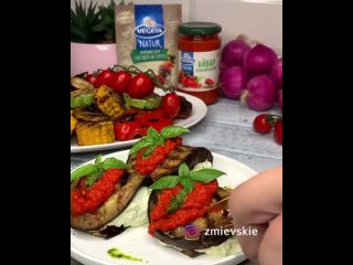 Баклажаны с начинкой и вкусные овощи на гриле🍆
⠀
Что ?