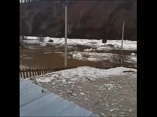 Сёла в Кузбассе смывает водой с кусками льда
