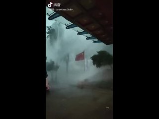 Cильный шквалистый ветер в городе Цинъюань (Гуандун, Китай, ).