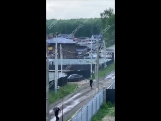 В деревне Минаево, Домодедово, житель поджег дом и вступил в перестрелку с полицией.   Соседи вызвали спасателей, но... (видео)