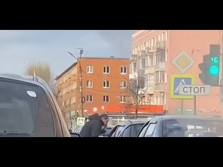 Появилось видео дебошира на улице Орджоникидзе. Видео из группы AUTOMANIA_69