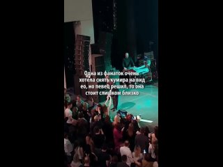 «Думаете вам все дозволено»: Лепс напал на фанатку на концерте, выбив телефон из ее рук