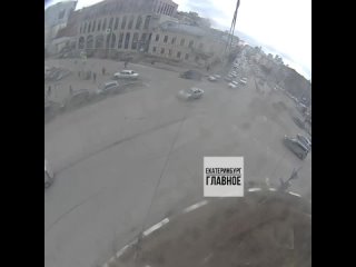 На Малышевском кольце автомобиль вылетел на тротуар