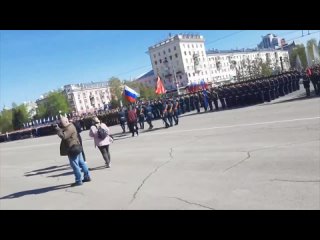 Торжественный парад войск Барнаульского гарнизона на площади Советов уже идёт