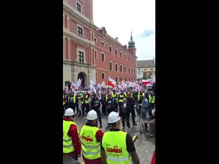 About 25-30,000 protesters have gathered in the center of Warsaw, Polish media reports