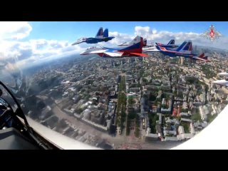 Минобороны РФ показало Парад Победы глазами летчиков ВКС
