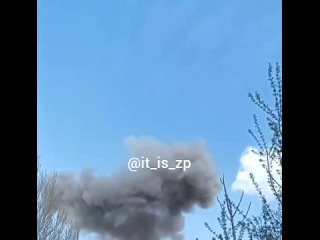 💥 ВС РФ ударили по объекту украинской критической инфраструктуры в Запорожье

Над местом прилета поднимается дым.