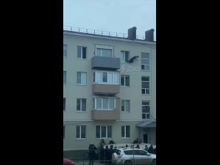 На Сахалине соседям удалось поймать наркомана, вылезшего на карниз из квартиры на 4 этаже