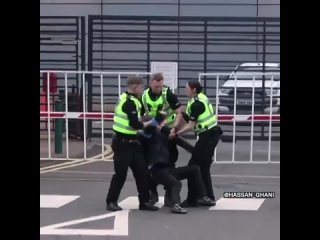 Pro-Palestinian protesters blocked the entrance to the Leonardo military plant in Edinburgh