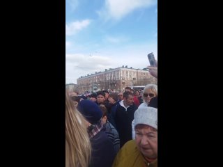 В Орске люди собрались на главной площади города, они жалуются на местные власти и на размер выплат после потопа