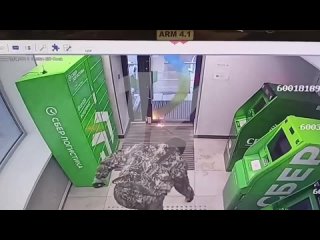 В Омске горе-грабитель подорвал банкомат, но не добрался до денег