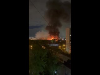 В горящем в Москве здании завода могут находиться люди