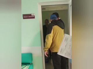 Пациенты сняли пьяных врачей в больнице Каменска-Уральского.