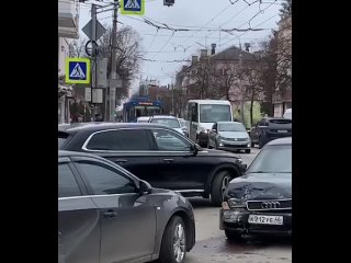 В Орле на перекрестке улиц Октябрьская и Пионерская произошла аварияОперативные службы уже работают на месте.