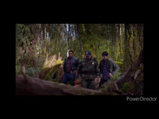 Полицейские и турист находя разбросанные вещи в лесу  (ГРИММ)