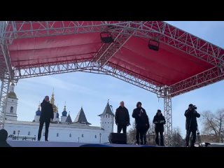 Тысячи тоболяков сегодня исполнили гимн Российской Федерации на Красной площади Тобольского кремля