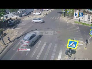 От удара две легковушки оказались на тротуаре на пересечении улиц Длинной и Красноармейской в Краснодаре