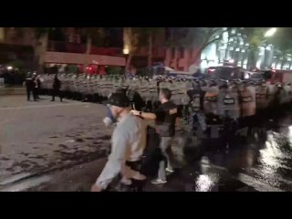 А теперь водные процедуры. Полиция в Тбилиси разгоняет толпу водомётами