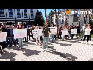 🇲🇩Între timp, la Chișinău un grup de oameni au protestat în apropierea Ministerului Afacerilor Externe și au cerut demisia minis