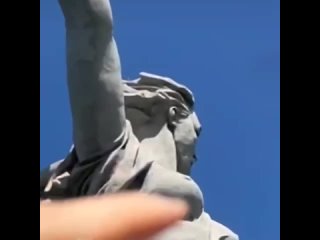 Десять месяцев исправительных работ получила 23-летняя девушка, которая опубликовала видео, где она щекочет грудь памятника