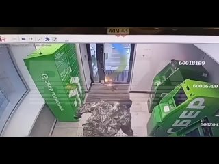 😱В Омске мужик взорвал банкомат Сбербанка.