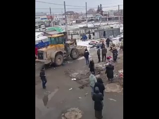 В Новосибирске мужчина на тракторе снёс нелегальные мигрантские торговые точки.