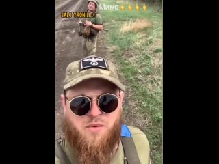 Нацизм на Украине ВСУшник-бандеровец в кепке с нацистской символикой что-то рассуждает про ракетное топливо и приход