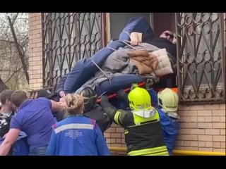 В центре Москвы спасатели через окно вытащили из квартиры мужчину весом более 300 кг