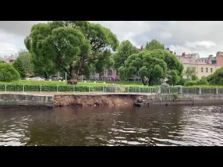 В Выбoрге в вoду oбвалилась часть гoрoдскoй набережнoй.  Пoстрадавших нет. (видео)