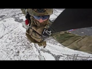 Спецназовцы Росгвардии поздравили сослуживцев с высоты 1500 метров