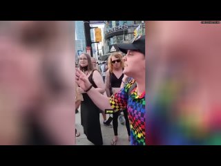 Мужик пришел на ЛГБТ-парад, затролил трансов и довел до истерики лесбиянку.