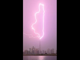 ⛈На следующей неделе в ОАЭ ожидаются дожди

В понедельник и вторник будет высокая облачность и дожди, а также грозы с молниями и