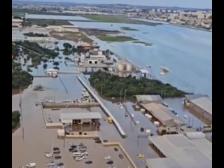 Бразильский аэропорт в Порту-Алегри из за наводнения погрузился под воду,  CNN Brazil.