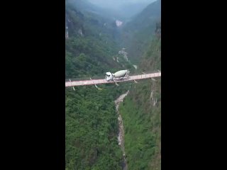 Канатный автомобильный мост в Чунцине на высоте 300 метров, Китай