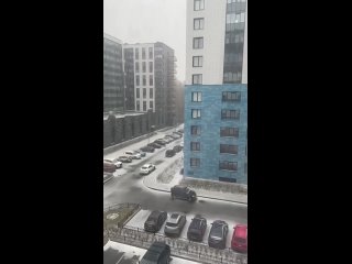 Обстановка в Питере: после аномального тепла (в понедельник город прогрелся до +19,6 градуса) выпал снег.Виталий Милонов призвал