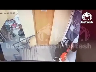 🤬В Башкирии 17-летний идиот избил кассиршу и спустил с лестницы, потому что она мешала ему воровать

Трое друзей захотели стащит