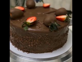 Фруктовый торт клубника в шоколаде
