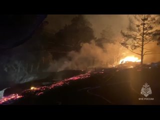 🔥 В Чемале в районе ГЭС около полуночи начался крупный пожар в торговых рядах.