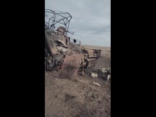 Уничтоженный украинский Т-64БВ где-то на фронте.