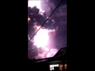 ️ In Indonesia, a rare phenomenon was filmed: lightning bolts struck directly into an erupting volcano