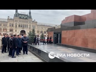 Приехавшая на днях в Россию делегация КНДР во главе с министром внешнеэкономических дел Юн Чжон Хо посетила мавзолей Ленина