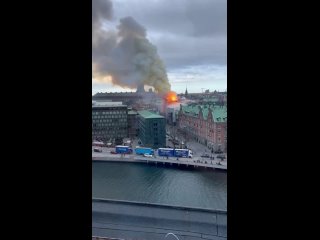 В Копенхаген известната кула на най-старата фондова борса в света Brsen се срути в резултат на силен пожар, съобщава Reuter
